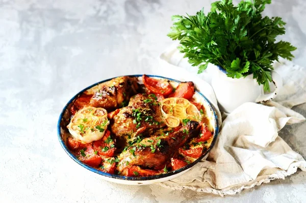 Gambe Pollo Cotte Con Pomodori Aglio Una Teglia Sfondo Grigio — Foto Stock