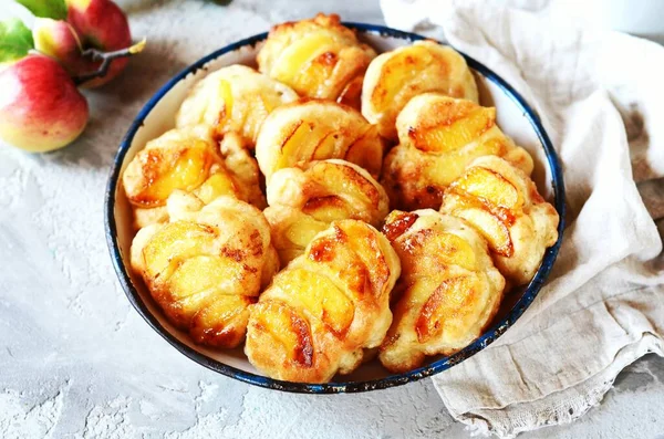 Pannenkoeken Met Gekarameliseerde Appels Een Kom Een Grijze Achtergrond — Stockfoto