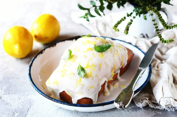 Läcker Hemlagad Citronkaka Med Glasyr Plattan Grå Bakgrund Stockfoto