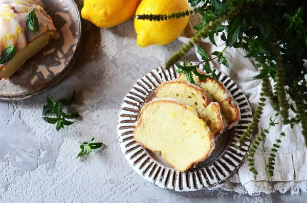 Delicioso Pastel Limón Casero Con Hielo Plato Sobre Fondo Gris — Foto de Stock