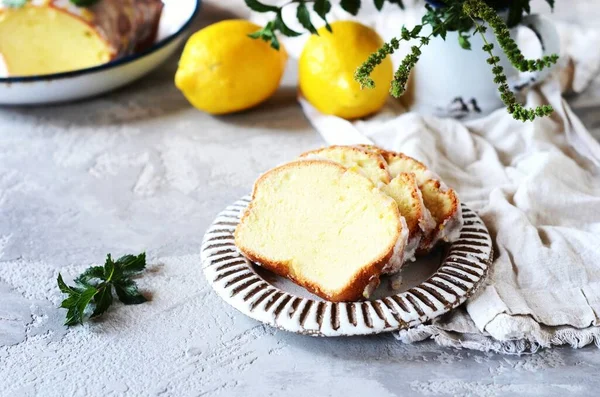 Вкусный Домашний Лимонный Торт Глазурью Тарелке Сером Фоне — стоковое фото