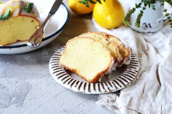 Köstliche Hausgemachte Zitronenkuchen Mit Sahnehäubchen Auf Dem Teller Auf Grauem — Stockfoto