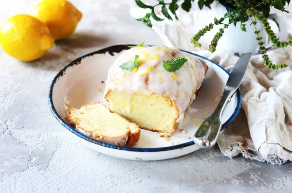 Delicioso Pastel Limón Casero Con Hielo Plato Sobre Fondo Gris — Foto de Stock