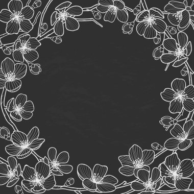 Elle çizilmiş bahar çiçekli çerçeve kara tahta üzerinde metin için. Sakura, badem, kiraz çiçekleri çelenk stil kazınmış. Düğün, nişan, olay davet vintage zemin. Siyah ve beyaz vektör çizim.