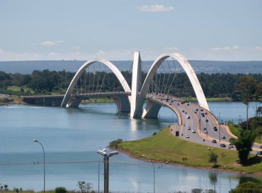 Brasilia şehrindeki göl paranoyası üzerinde modern bir köprü..