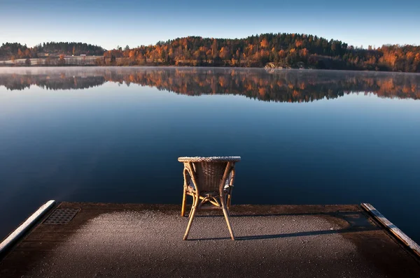 Lago Sul Noruega Uma Cadeira Outono — Fotografia de Stock