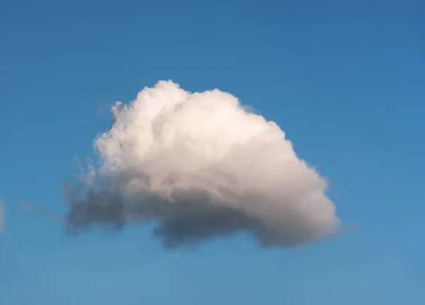 Una Sola Nuvola Sola Nel Cielo Blu — Foto Stock