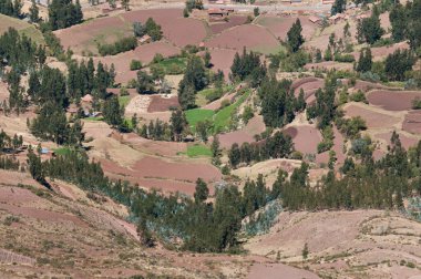 And Dağları 'nın üzerindeki bir köyde dalgalı tepeler. Pisac Peru yakınlarında çekilmiştir..