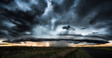 Bu fırtınanın 2 kilometrelik kocaman bir deliği ve merkezinde de bir hortum var. La pampa şehrinde çekildi Arjantin