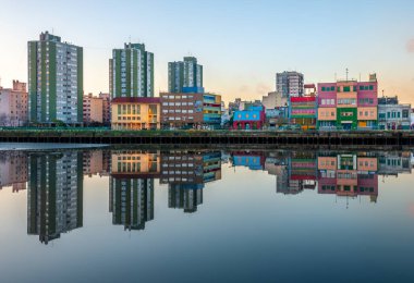 La Boca Buenos Aires Arjantin 'de renkli şehir ve yansıma