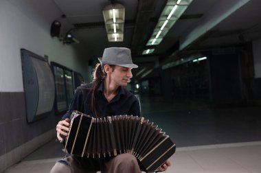 Buenos Aires metrosunda şapkalı bir tango sanatçısı.