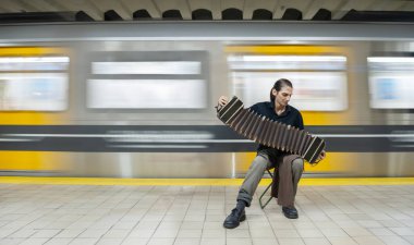 Buenos Aires metrosunda şapkalı bir tango sanatçısı.