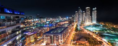 Geceleri modern şehir. Puerto Madero 'nun Buenos Aires' teki özel bölgesi..