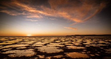 Patagonya 'da gün batımının yansıması Valdes Yarımadası' ndaki gelgitte
