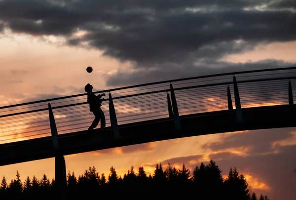 Silhuett Ett Barn Som Spelar Fotboll Bro Norge — Stockfoto