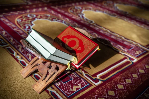 Группа Книг Корана Над Ковром Синагоге — стоковое фото