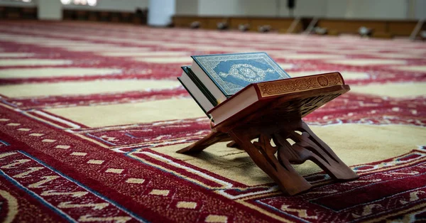 Koran Boek Een Tapijt Een Synagoge — Stockfoto