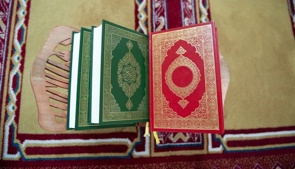Группа Книг Корана Над Ковром Синагоге — стоковое фото