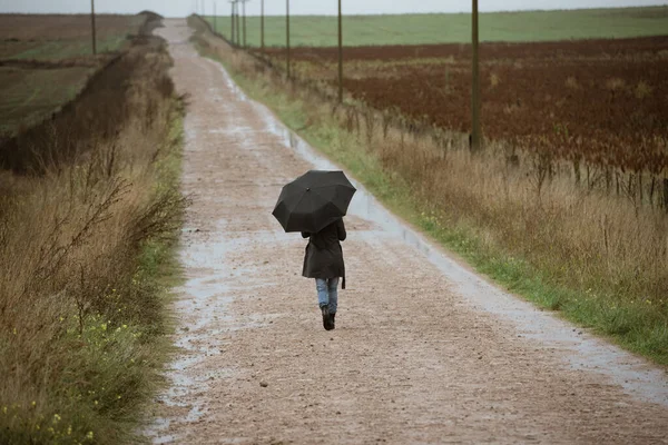 Kvinna Promenader Vägen — Stockfoto