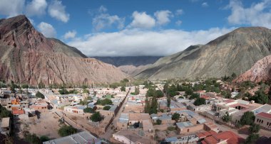 Purmamarca kasabası ve rengarenk dağlar