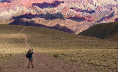Hornocal 'daki DSR kameralı güzel kadın fotoğrafçı.