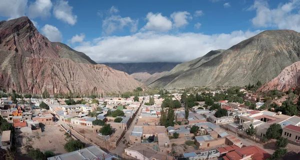 Purmamarca kasabası ve rengarenk dağlar