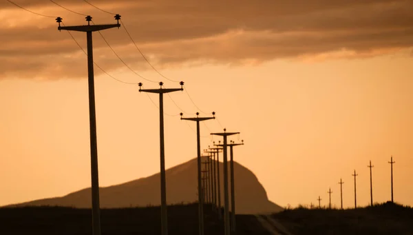 Uma Estrada Com Postes Elétricos Montanha — Fotografia de Stock