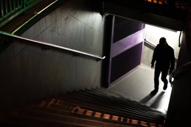 Metrodaki merdivenlerde bir adam var..
