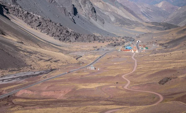 Σήραγγα Και Πτώση Στα Βουνά Των Άνδεων Κοντά Στη Χιλή — Φωτογραφία Αρχείου