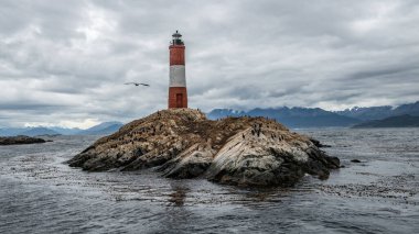 Bu deniz feneri 1920 'de Les Eclaireurs adıyla inşa edildi. Dünyanın sonundaki Beagle Kanalı 'nda..
