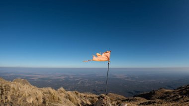 Ant dağlarında güçlü bir rüzgar yüzünden yıpranmış bayrak yok edildi.
