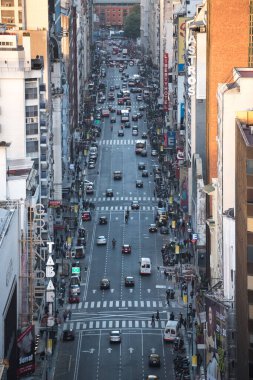 Buenos Aires, Arjantin - 4 Mayıs 2015: Buenos Aires semalarında trafik ve trafik yoğunluğu. Bu fotoğraf 9 de Julio Caddesi 'ni gösteriyor..