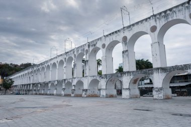 Rio de Janeiro, Brezilya - 18 Ağustos 2013: Lapa kemerleri ve şehir merkezi.