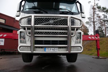 Oslo, Norveç - 11 Kasım 2009: Yeni Holmenkollen kayak pistinin inşaatı. Havada uçan büyük bir kamyon vinci..