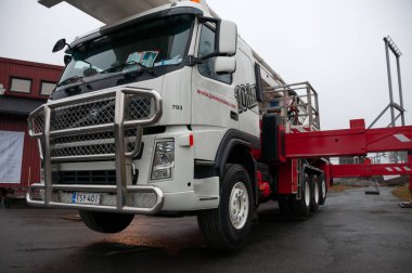 Oslo, Norveç - 11 Kasım 2009: Yeni Holmenkollen kayak pistinin inşaatı. Havada uçan büyük bir kamyon vinci..