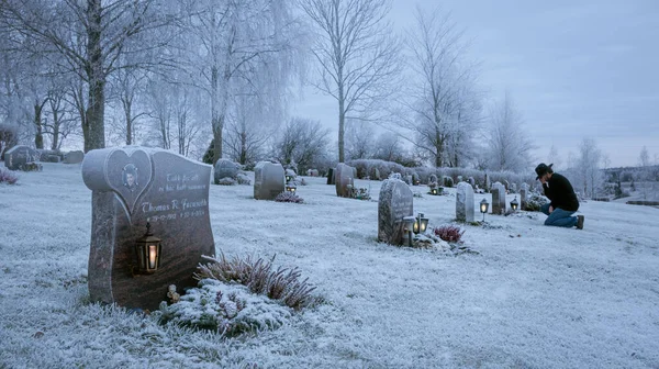 Norway December 2009 Man Crying Norwegian Cemetery Located Akershus County — Stock Photo, Image