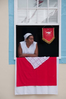 Pirenopolis, Goias, Brezilya - 31 Mayıs 2009: Divino veya Maratona adında bir dini geçit töreni, insanlar sokakta egzotik kostümleri gözlemliyor