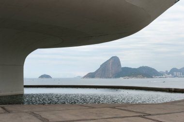 Rio de Janeiro, Brezilya - 17 Ağustos 2013: Niteroi 'de Oscar Niemeyer tarafından Çağdaş Sanat Müzesinin dış görünümü