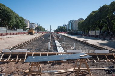 Buenos Aires, Arjantin - 29 Mart 2013: Buenos Aires 'te yeni bir bulvar ve metrobüs sistemi inşaatı