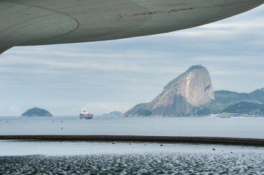 Rio de Janeiro, Brezilya - 17 Ağustos 2013: Niteroi 'de Oscar Niemeyer tarafından Çağdaş Sanat Müzesinin dış görünümü