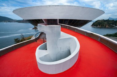 Rio de Janeiro, Brezilya - 17 Ağustos 2013: Niteroi 'de Oscar Niemeyer tarafından Çağdaş Sanat Müzesinin dış görünümü