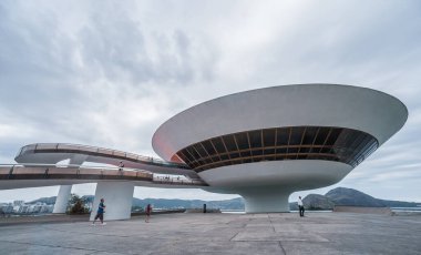 Rio de Janeiro, Brezilya - 17 Ağustos 2013: Niteroi 'de Oscar Niemeyer tarafından Çağdaş Sanat Müzesinin dış görünümü