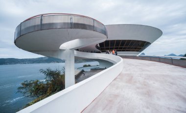 Rio de Janeiro, Brezilya - 17 Ağustos 2013: Niteroi 'de Oscar Niemeyer tarafından Çağdaş Sanat Müzesinin dış görünümü
