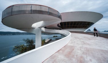 Rio de Janeiro, Brezilya - 17 Ağustos 2013: Niteroi 'de Oscar Niemeyer tarafından Çağdaş Sanat Müzesinin dış görünümü
