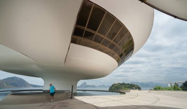 Rio de Janeiro, Brezilya - 17 Ağustos 2013: Niteroi 'de Oscar Niemeyer tarafından Çağdaş Sanat Müzesinin dış görünümü
