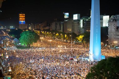 Buenos Aires, Arjantin - 08 Kasım 2012: Buenos Aires sokaklarında protestolar. Kalabalık sokaklarda Başkan Cristina Kirchner 'a karşı toplandı. Bu fotoğraf 9 de Julio Bulvarı 'nı gösteriyor..