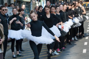 Buenos Aires, Arjantin - 2 Eylül 2013: Buenos Aires sokaklarında iş geliştirme iddiasında bulunan Arjantin Tiyatrosu dansçıları