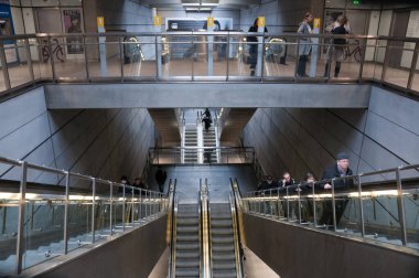 Kopenhag, Danimarka - 23 Şubat 2010: Metro istasyonunun merdivenlerindeki insanlar