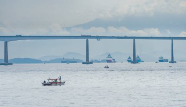 Rio de Janeiro, Brezilya - 17 Ağustos 2013: Feribot terminali ve Niteroi köprüsünün yanındaki Rio de Janeiro önünde tekne ve balıkçılar