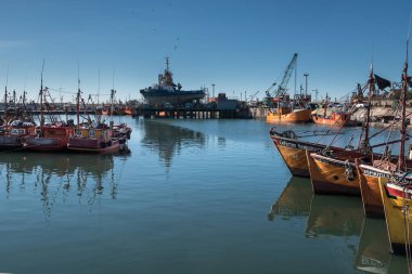 Mar del Plata, Arjantin - 22 Ağustos 2016: Bu küçük tekneler şafakta balığa gider ve gün batımında geri döner. Sahipleri tarafından kullanılıyorlar ve yerel dükkanlarda taze balık satıyorlar..